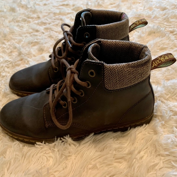 Dr. Martens Shoes - Doc Martens AirWair Boots - size 8